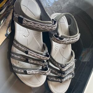 Preowned women’s Vionic brand sandals 9 Excellent